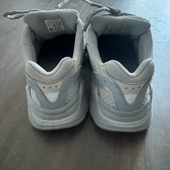 adidas yeezy boost 700 V2 - Picture 4 of 4